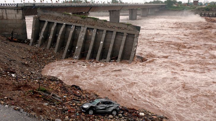 https://www.salarnews.in/public/uploads/images/newsimages/maannewsimage27082025_170544_Jammu Kashmir rain.jpg